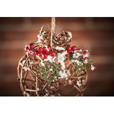 E29-19HG164 Новогоднее украшение: шар из ротанга  с шишками и ягодами. Диаметр 10 см